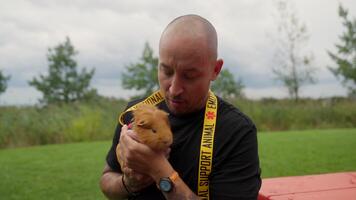 Nico adopte un cochon d'Inde... d'assistance!