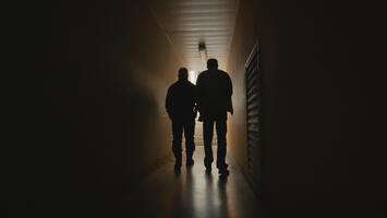 Dolorès, la malédiction du pull-over rouge (épisode 2)