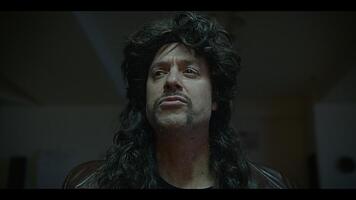 Têtes enflées et visages à deux faces