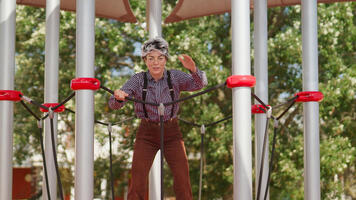 Je me débrouille pour... faire un tour complet de balançoire
