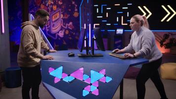 The Finals et Moving Out 2 avec Stéphanie Harvey