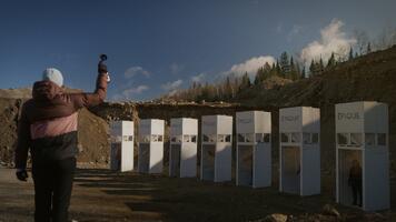 Eve a promis aux trios d'être prêts à tout