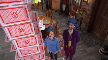 Chalet de bois et château de cartes